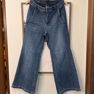 White House Black Market Extra High-Rise Curvey Wide Leg Everyday SOFT Jeans 👖